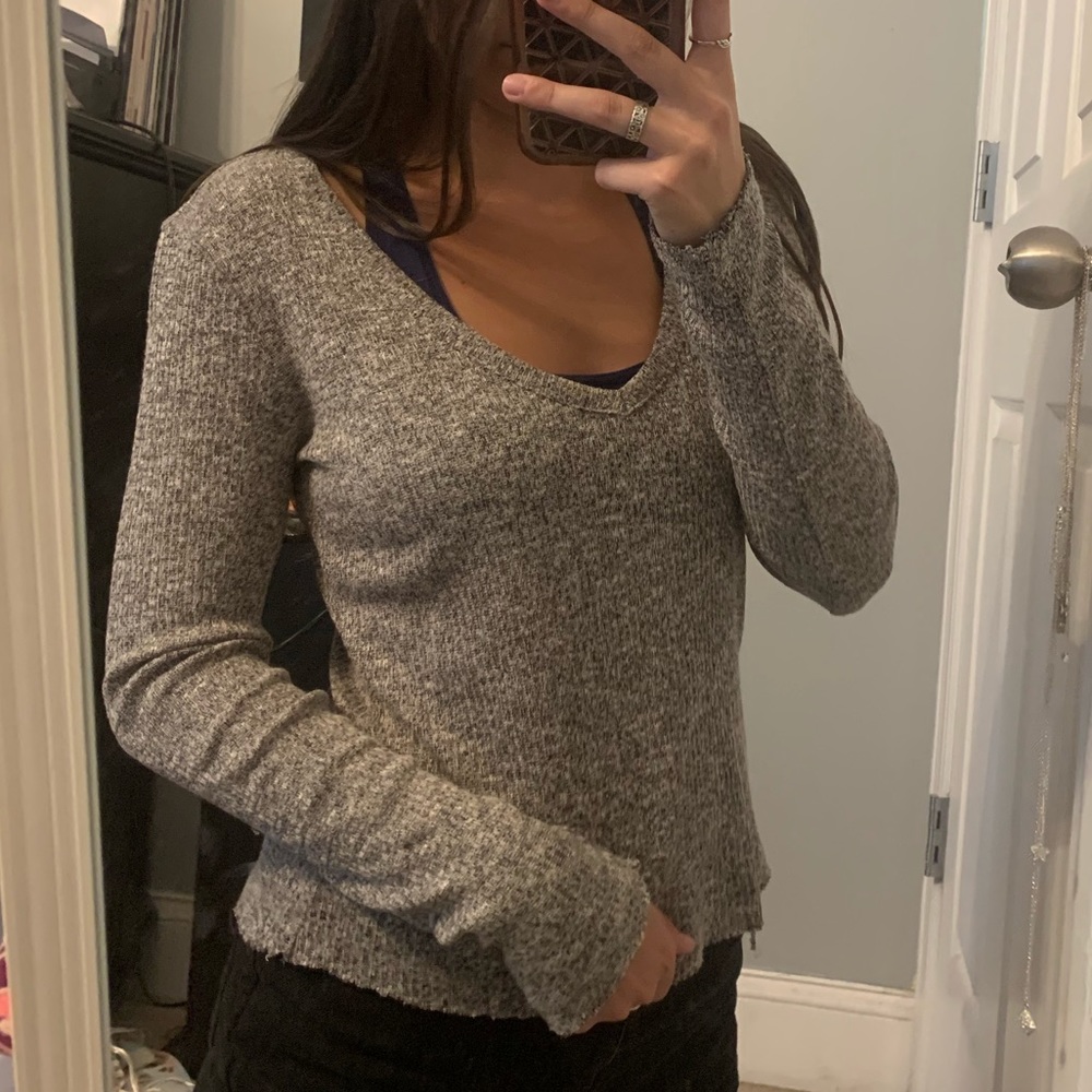 Gray long sleeve v neck